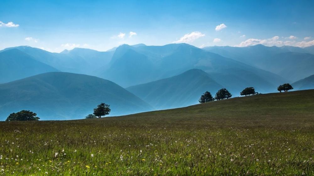 cammino-fuori-dal-comune-foto verso i monti sibillini.jpg