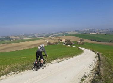 Viaggio in e-bike nelle Marche: Tra “I Borghi più belli d’Italia” e la Riviera del Conero