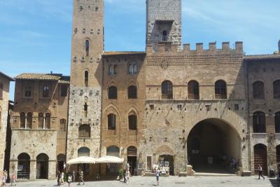 2_San Gimignano_central square_tuscany_italyfrancigena_cammino_firenze_siena_san_gimignano_trekking_viaggio_a_piedi.jpg