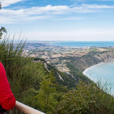 Il Monte Conero tra boschi e scorci sul mare