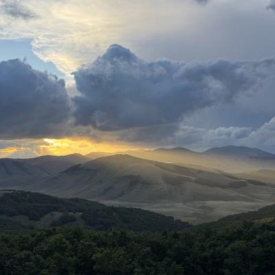 Castelluccio: tramonto su panorami sconfinati
