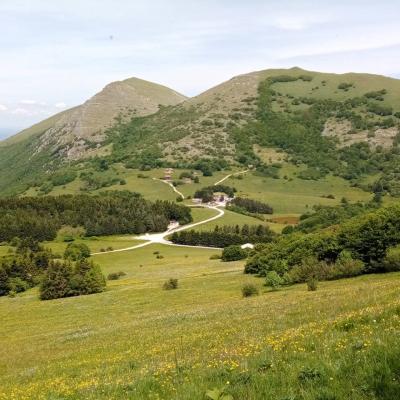 Viaggio tra Marche e Umbria, a piedi lungo l’Anello di Giano