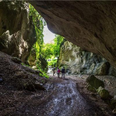 Frasassi tra grotte e forre nascoste