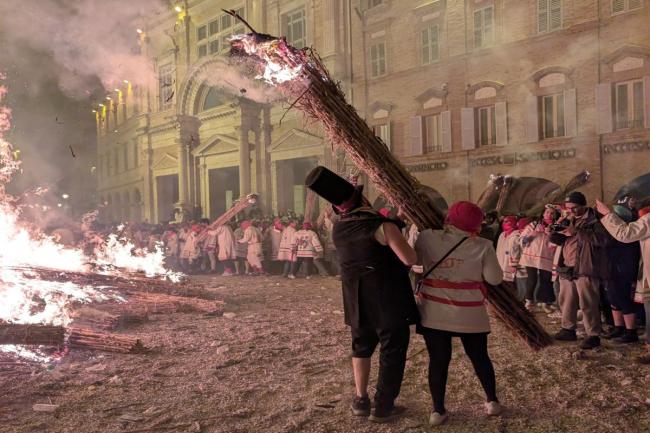 vlurd_offida_fuocooffida_bove_finto_carnevale_piceno_maschere_festa_ascoli_piceno_marche_montalto_marche.jpg