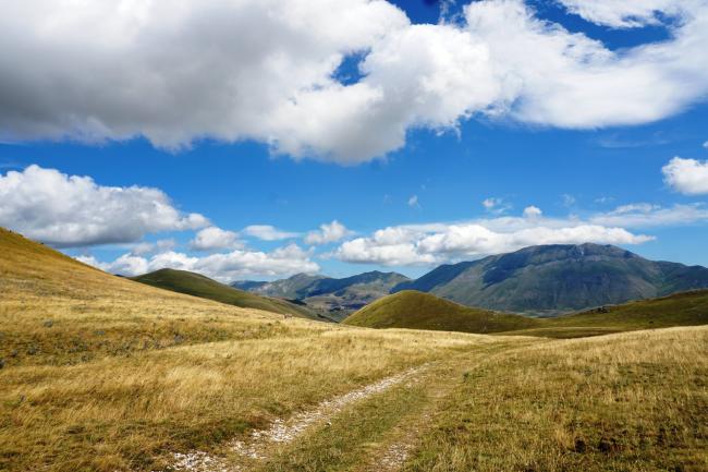 I monti Sibillini dal Colle Ventosola.jpg