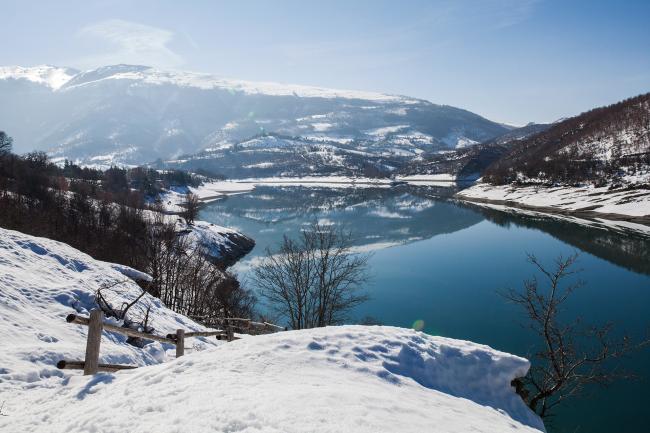marche-lago-fiastra-neve.jpeg